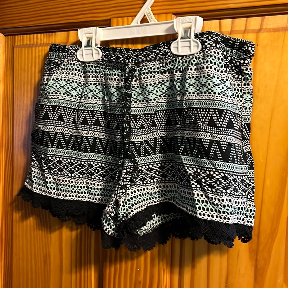 Juniors size M (7-9) patterned shorts w/ side pockets by No Boundaries